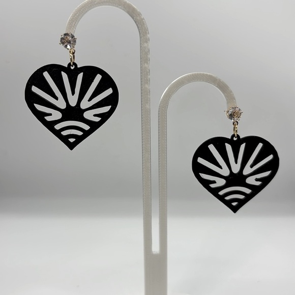 The Heartline Arc Earrings - Picture 4 of 4